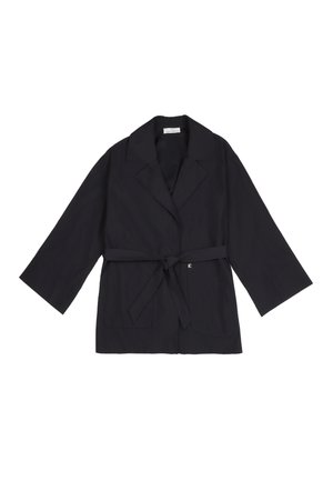 Chaqueta ligera de color azul marino con cuello en pico, mangas anchas, cinturón de lazo y dos bolsillos delanteros. Textura de tela suave, sin patrones visibles.