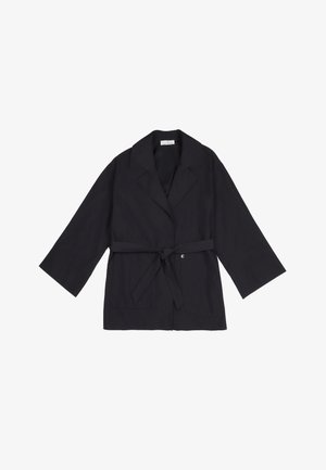 Granatowa, lekka kurtka z wyciętym kołnierzem, szerokimi rękawami, paskiem do związania i dwoma przednimi kieszeniami. Gładka faktura materiału, bez widocznych wzorów.