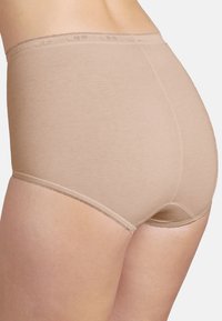 Beige katoenen hoge taille onderbroek met een zachte textuur, voorzien van delicate kanten rand bij de taille en beenopeningen.