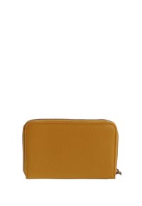 Cartera rectangular de cuero texturizado en color amarillo mostaza con bordes redondeados y cierre de cremallera en tres lados.