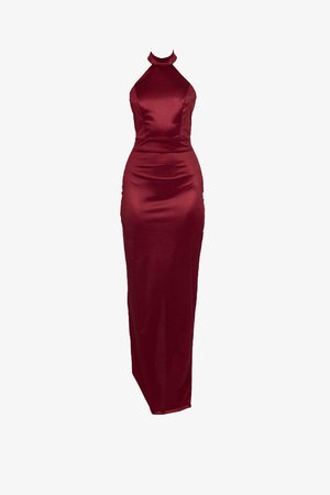 Vestido maxi halter de cetim borgonha, silhueta ajustada, textura suave, fenda até ao joelho, com um pescoço alto e cintura afinada.