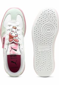 Puma tossud on valge ja mündiroheline ülemine osa, roosa aksent ja kummist talla, millel on ringikujulised mustrid. Sisaldab Sanrio tegelaskuju kaunistust.
