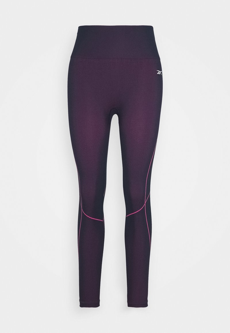 Högmidjade leggings i mörklila tyg med en slät textur. Har rosa accentstickningar och en figurnära silhuett.