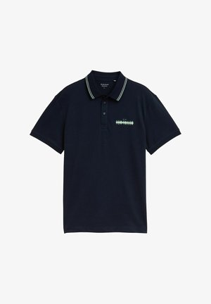 Marineblaues Polohemd aus Baumwolle mit einer Knopfleiste mit drei Knöpfen, kurzen Ärmeln und kontrastierenden hellgrünen Kragen- und Ärmelakzenten.