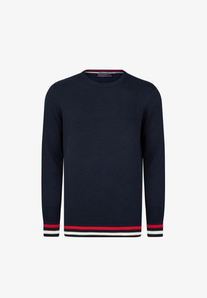 Pull bleu marine avec un motif en tricot texturé, col rond et poignets rayés avec des accents rouges, blancs et bleus.