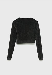 Pull court noir à manches longues avec une texture subtilement brillante, vu de dos sur un fond clair uni.