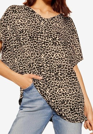 Leopardprint-Oberteil in Beige und Schwarz, mit V-Ausschnitt und kurzen Ärmeln, aus weichem Stoff gefertigt, mit lockerem Schnitt und seitlicher Tasche.