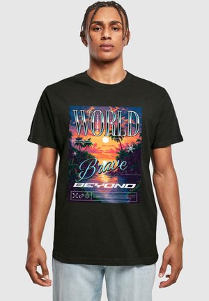 Svart t-skjorte med et levende grafisk trykk av en solnedgang, palmer og teksten "WORLD Brave BEYOND" i forskjellige farger og stiler.