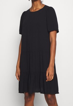 Zwarte jurk met korte mouwen en een ronde hals, met een gelaagde ruches zoom en een gladde stoftextuur. Eenvoudige en ontspannen pasvorm.