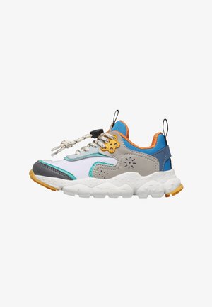 Bunter Sportschuh mit klobiger weißer Sohle, grauen und blauen Einsätzen, orangefarbenem Innenfutter, türkisfarbenem Besatz und weißer Schnürung mit Knebelverschluss.