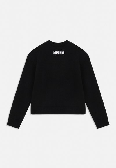 Svart genser med lange ermer og hvit «MOSCHINO»-logo sentrert nær toppen av ryggen, enkelt design på ensfarget lys bakgrunn.