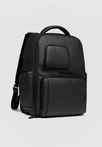 Zaino in finta pelle nera con più scomparti con cerniera, schienale imbottito, spallacci regolabili e design rettangolare elegante.