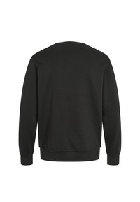 Felpa nera con collo a giro, polsini e bordo a coste. Presenta una texture liscia e un design semplice e minimalista.