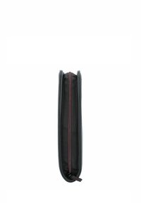 Funda de lápices negra con un diseño esbelto, que cuenta con un cierre rojo y una superficie texturizada. Se abre por la parte superior para un fácil acceso.