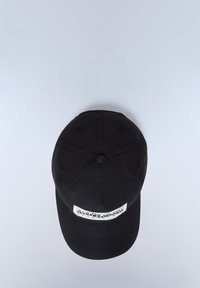 Sort baseballcap lavet af stof, med en flad skygge, seks-panel struktur og en fremtrædende logo-patch på forsiden. Glat tekstur.