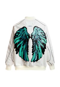 Chaqueta bomber de color gris claro con grandes diseños de alas en relieve en negro y verde azulado en la parte posterior, y con un cuello y puños de canalé.