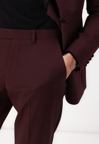 Isaac Dewhirst THE PREMIUM PEAK TUXEDO  - Κοστούμι - bordeaux