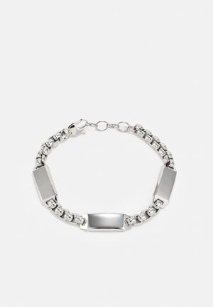 Bracelet en métal argenté featuring des maillons rectangulaires lisses alternés et des segments de chaîne, avec une fermeture à clip. Fini poli.