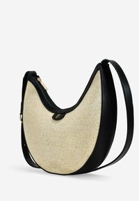 Bolso hobo con una parte frontal de tejido beige texturizado y detalles de cuero sintético negro. Presenta una forma curvada y un cierre con cremallera con un acento dorado.