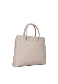 Beige læder håndtaske med to topbærere, en lynlås og en frontlomme. Har en glat tekstur og detaljer i guldfarvet metal.
