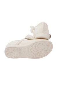 Scarpe bianche in tessuto con accenti floreali, suola piatta con un motivo testurizzato di cuori e fiori, e una cinghia per una vestibilità sicura.