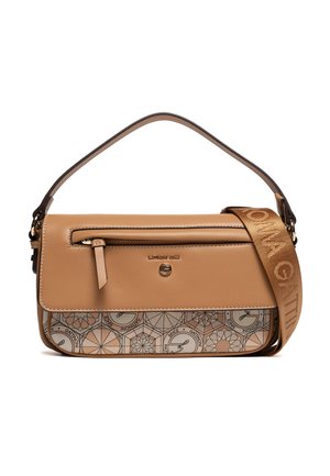 Borsa a tracolla in pelle color cuoio con zip frontale, pannello decorato alla base e ampia tracolla in tessuto con logo.