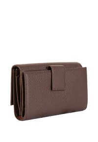 Portafoglio in pelle marrone con una finitura testurizzata, dotato di un clasp frontale, numerosi scomparti per carte e un ampio interno per banconote e monete.
