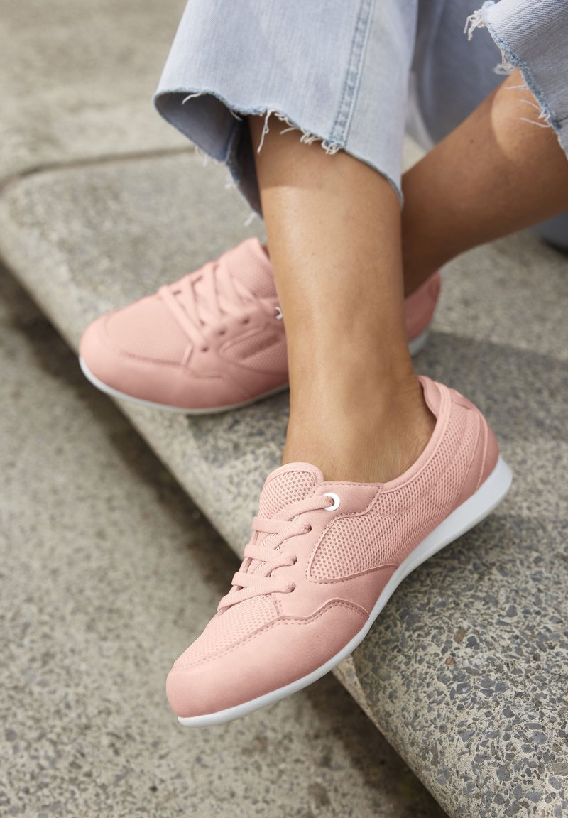 LASCANA Sneaker low - helles koralle
