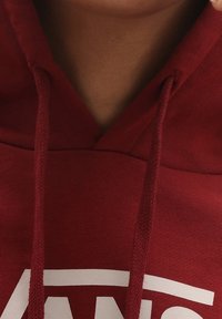 Felpa maroon con tasca a marsupio, caratterizzata da stampa bianca del logo e cordini testurizzati. Tessuto misto cotone con una consistenza morbida.