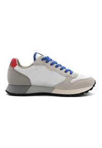 Sneaker con tomaia in pelle bianca e accenti in suede grigi, lacci blu, una linguetta sul tallone rossa e suola in gomma nera.