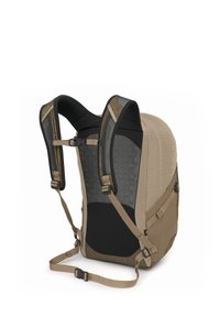 Sac à dos beige avec panneau arrière en mesh noir, bretelles ajustables et une lég ère texture. Il dispose d'un compartiment zippé et d'un matériel durable.