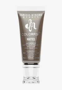Matte bruine tube van Danessa Myricks Beauty ColorFix waterproof vloeibare pigment voor ogen, gezicht en lippen met een witte dop.