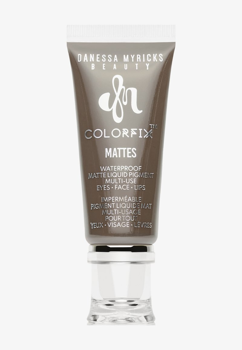 Tubetto marrone opaco di Danessa Myricks Beauty ColorFix, pigmento liquido waterproof per occhi, viso e labbra con tappo bianco.