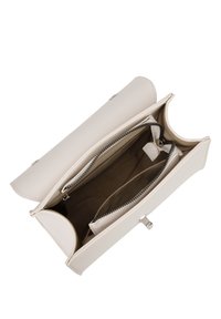 Borsa di colore crema con esterno testurizzato, due scomparti, zip argentata e chiusura a scatto. Interno foderato in tessuto beige.