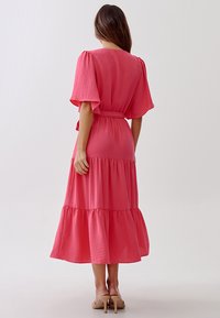 TUSSAH LOUISA MIDI  - Denné šaty - hot pink