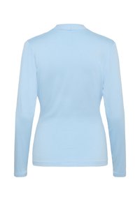 Šviesiai mėlynas ilgomis rankovėmis marškinis, pagamintas iš minkštos medžiagos. Turi apvalų iškirpimą ir lygią tekstūrą be matomų raštų ar detalių.