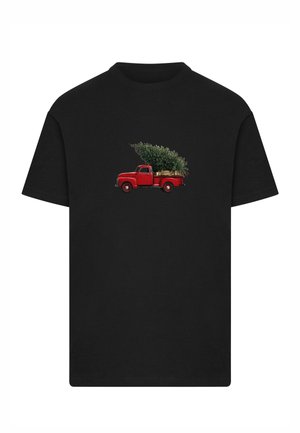 Czarny bawełniany T-shirt z grafiką czerwonego, zabytkowego samochodu ciężarowego załadowanego wiecznie zielonymi drzewami w drewnianej skrzyni, umieszczoną po lewej stronie.