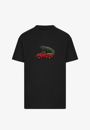 Czarny bawełniany T-shirt z grafiką czerwonego, zabytkowego samochodu ciężarowego załadowanego wiecznie zielonymi drzewami w drewnianej skrzyni, umieszczoną po lewej stronie.
