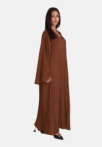 Elara ABAYA - Vestito lungo - braun