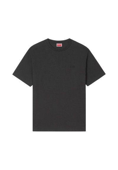Sort t-shirt med korte ærmer og rund halsudskæring med et lille sort logo på venstre bryst og en rød mærkeetiket indeni kraven.