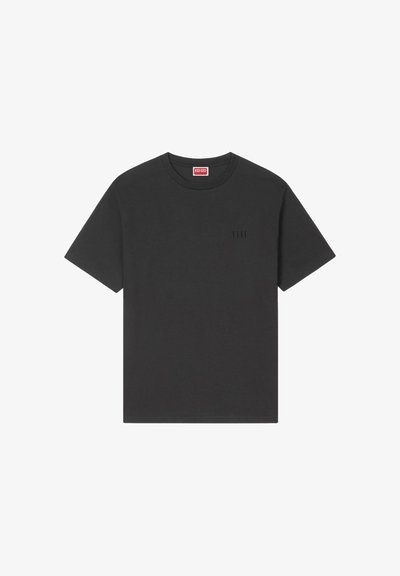 Sort t-shirt med korte ærmer og rund halsudskæring med et lille sort logo på venstre bryst og en rød mærkeetiket indeni kraven.