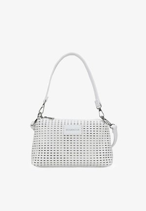 Bolso blanco con textura, correa desmontable y cierres plateados, forma rectangular, etiqueta frontal con el nombre de la marca "BOSANOVA".