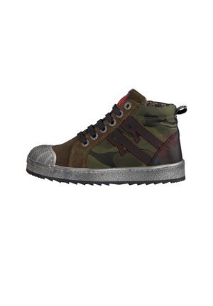 Hoge sneaker met camouflage stof, bruin suède, zwarte veters, rode stiksels, verstevigde neus en getextureerde grijze zool.