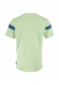 Camiseta de manga corta verde claro con cuello redondo y una franja azul en la parte superior de los hombros. Textura de algodón suave.