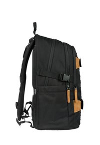 Zaino nero realizzato in tessuto resistente con una finitura testurizzata, dotato di due tasche con zip, tasche laterali in rete e dettagli in marrone.