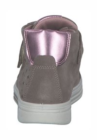 Sneaker in suede beige con accenti metallici rosa sul tallone, dettagli cuciti e un piccolo motivo a stelle sul lato. Suola in gomma bianca.