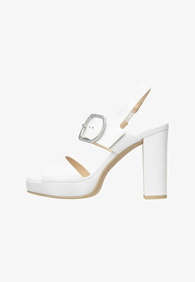 Sandal de tacón alto blanco con plataforma, punta abierta y tira al tobillo que presenta una hebilla plateada. Textura suave, tacón cuadrado y diseño minimalista.