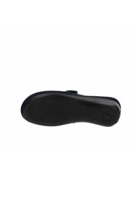 Sole di sandalo nera con una superficie texture caratterizzata da motivi circolari antiscivolo. Lati lisci con bordi arrotondati e una leggera curva sulla punta.