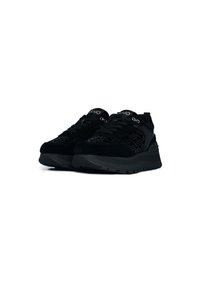 Sneaker nere con una toma testa a rilievo, materiale scamosciato, design con lacci, suola piattaforma e inserti in metallo vicino ai lacci.