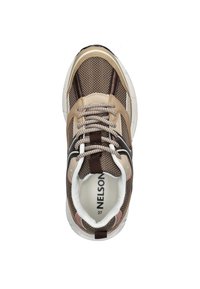 Bruine en beige mesh sneaker met patroonveters, witte gewatteerde kraag en "NELSON 37" bedrukt binnenin de zool, bovenaanzicht.